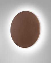 Ronde LED-buitenwandlamp in bruine kleur, hier afgebeeld in vooraanzicht met een zachte lichtspreiding op de muur.