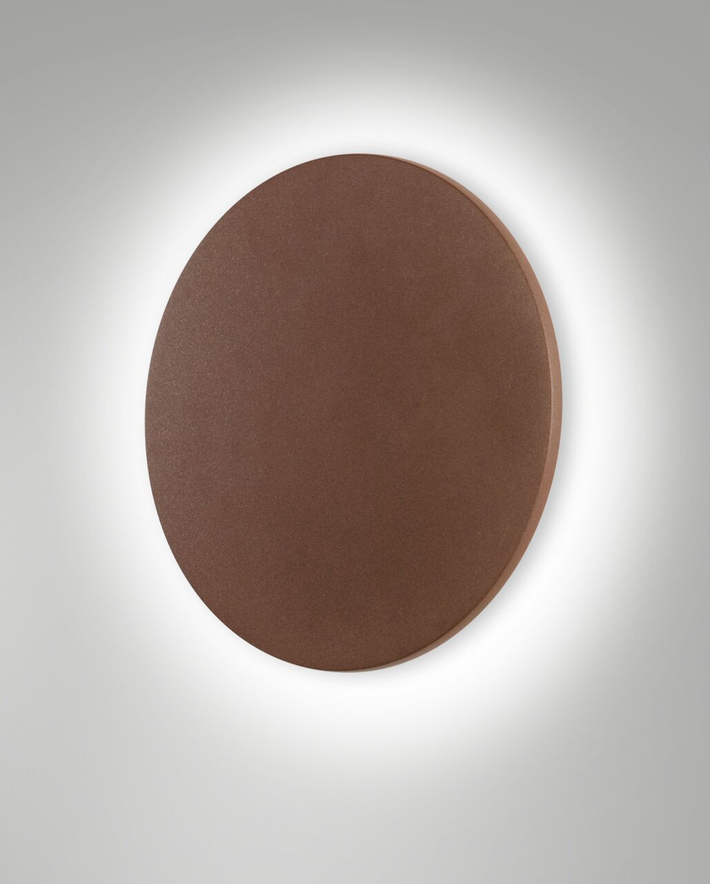 Ronde LED-buitenwandlamp in bruine kleur, hier afgebeeld in vooraanzicht met een zachte lichtspreiding op de muur.