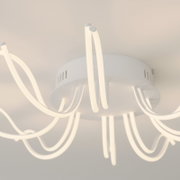Moderne witte led-plafondlamp met gebogen lichtstroken en een ronde kap, met warmwit licht, gefotografeerd vanuit een onderaanzicht (van onderaf naar het plafond)