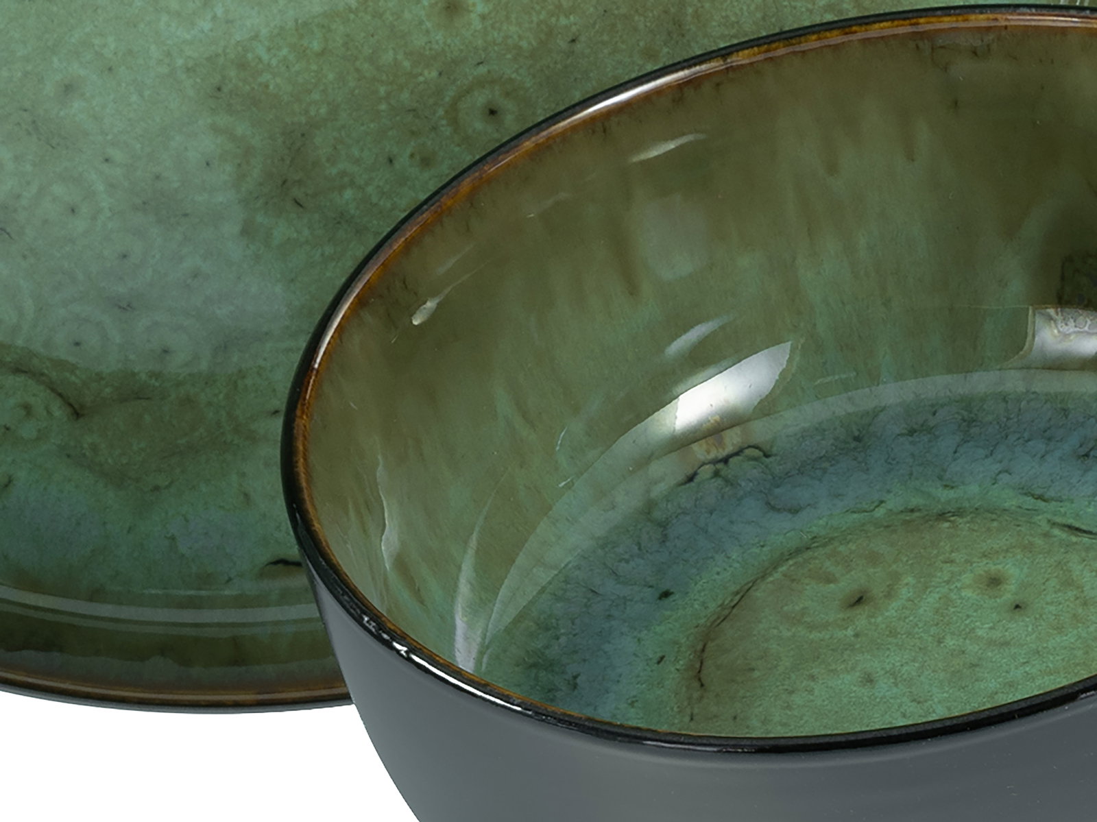 Nahaufnahme eines grünen Tellers und einer Schüssel mit glänzender Glasur, seitliche Perspektive