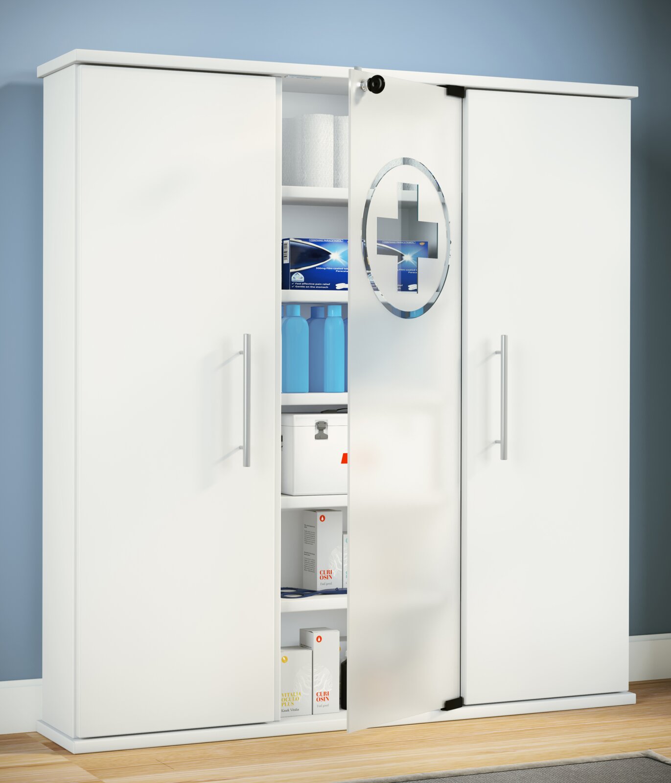 Weißer Medizinschrank mit drei Türen, mittlere Tür mit Apothekenkreuz und Spiegel, leicht geöffnet mit sichtbaren Regalböden und Medikamenten; Frontansicht in leichter Perspektive von rechts.