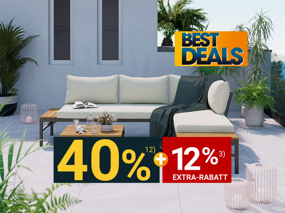 Moderne Gartenlounge mit beigem Ecksofa, Holztisch und Dekoration auf sonniger Terrasse mit Pflanzen