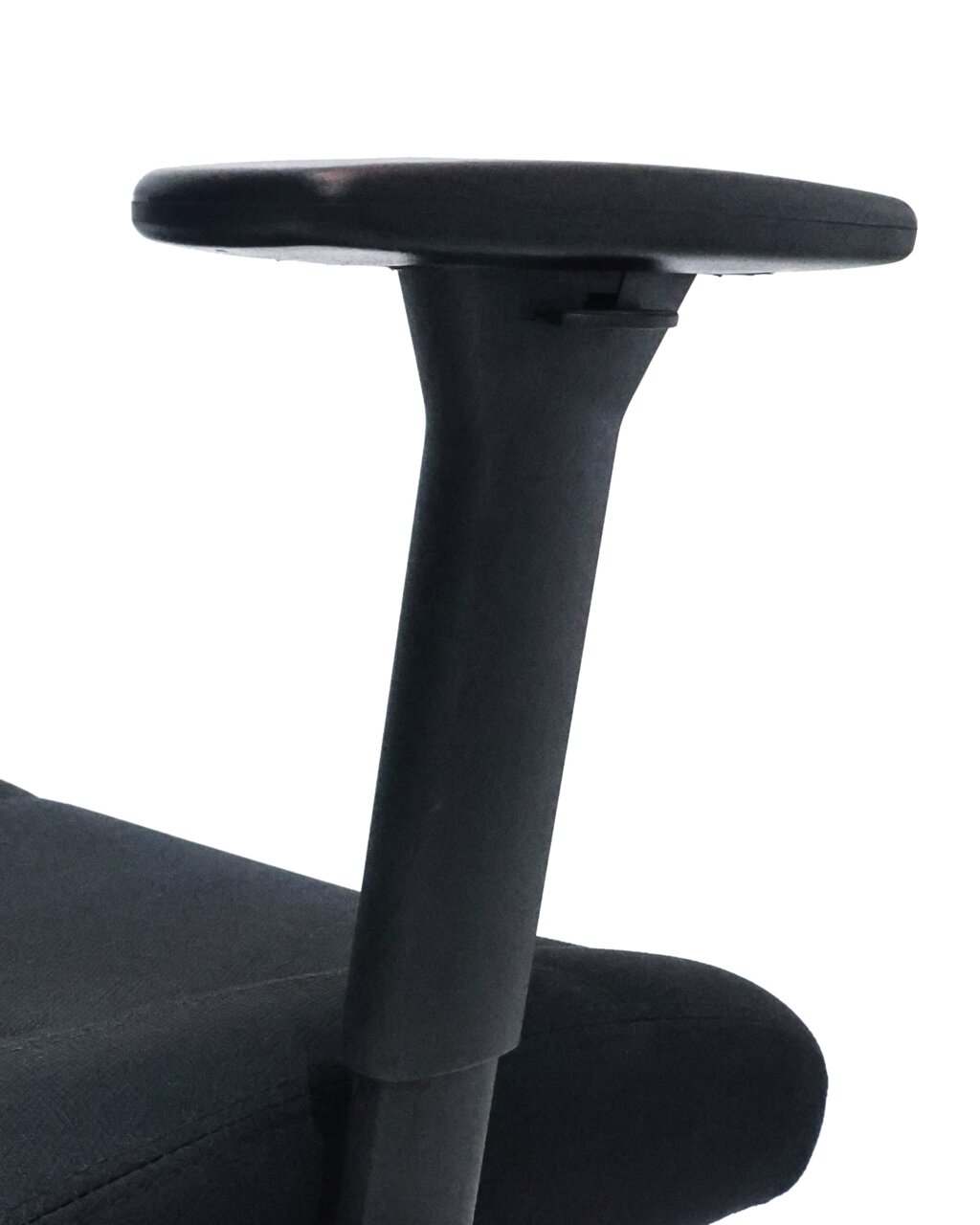 Close-up van een zwarte fauteuil, gezien vanaf de zijkant.