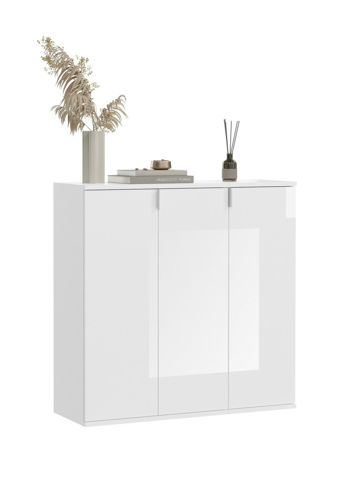 Weiße Garderobenkombination mit drei Türen, dekoriert mit einer Vase und Büchern, aus der Frontalperspektive.