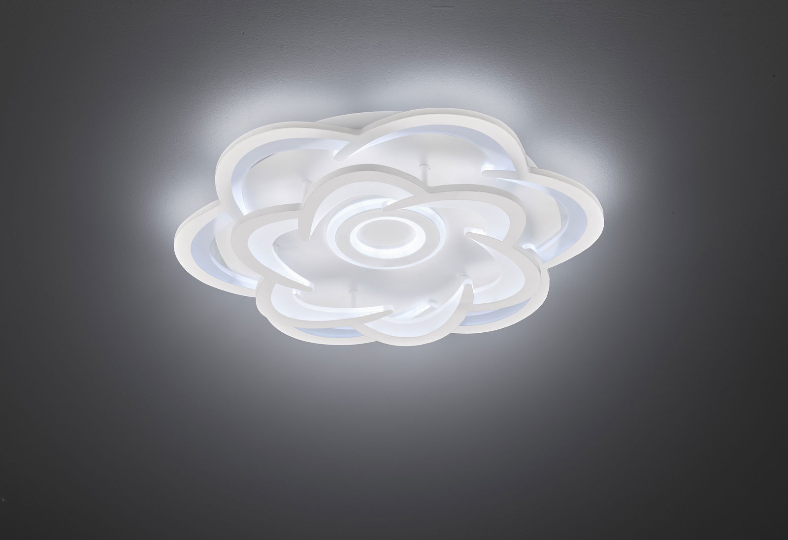 Moderne LED-Deckenleuchte in Blumenform, von unten betrachtet, mit sanftem, weißem Licht.