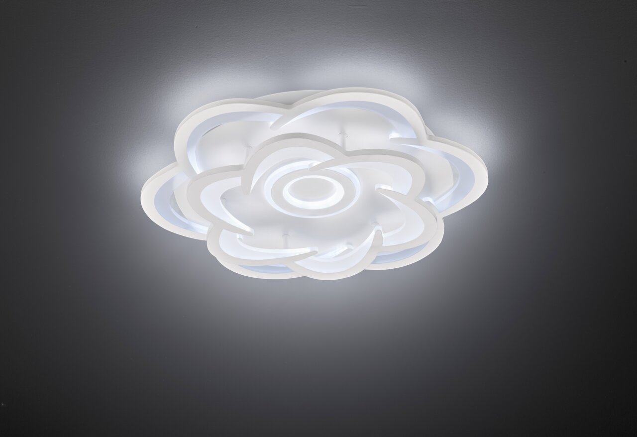Moderne LED-Deckenleuchte in Blumenform, von unten betrachtet, mit sanftem, weißem Licht.