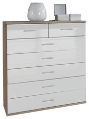 Weiße Schubkastenkommode mit mehreren Schubladen, dekoriert mit einer Vase und Schmuckkästchen, aus frontaler Perspektive.