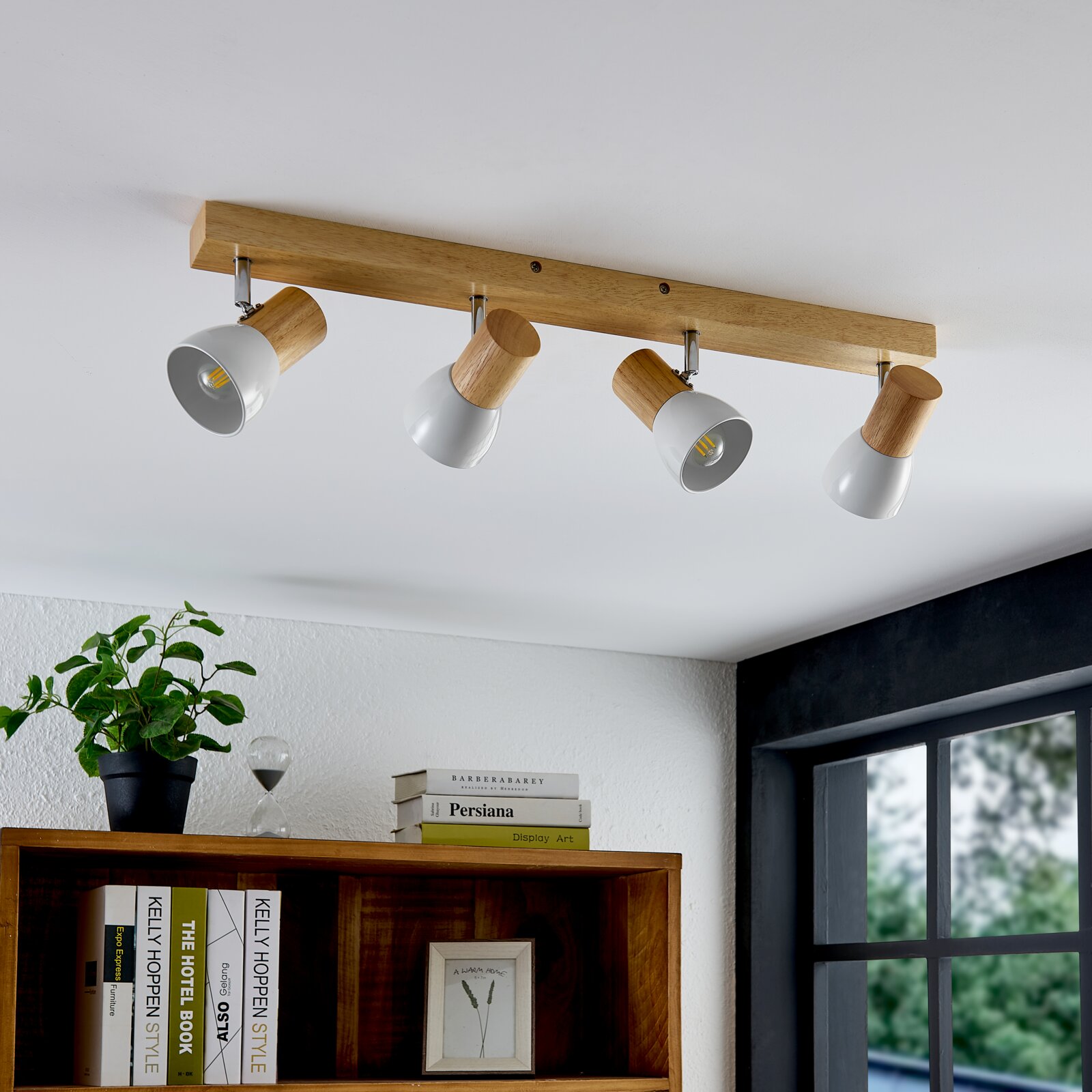 Deckenstrahler mit vier verstellbaren Holz- und Metallleuchten, Perspektive von unten