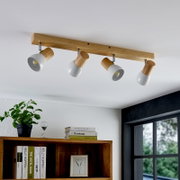 Deckenstrahler mit vier verstellbaren Holz- und Metallleuchten, Perspektive von unten