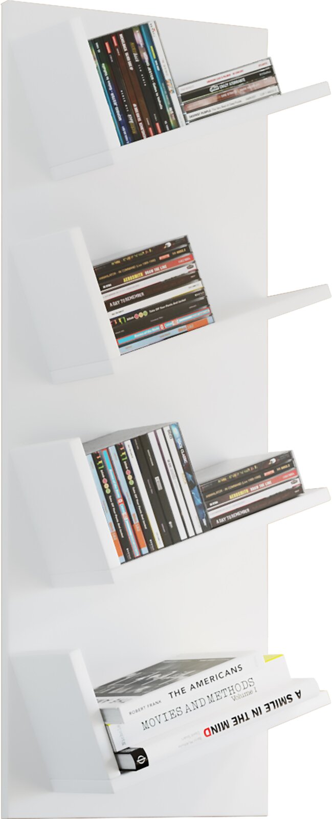 Weißes, wandmontiertes Bücherregal mit vier schrägen Ablagen, bestückt mit Büchern und CDs, in schräger Frontansicht von rechts oben.