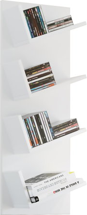 Weißes, wandmontiertes Bücherregal mit vier schrägen Ablagen, bestückt mit Büchern und CDs, in schräger Frontansicht von rechts oben.