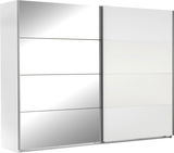 Zweiflügeliger Schwebetürenschrank mit einer Spiegeltür und einer weißen Tür, seitliche Perspektive