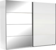 Zweiflügeliger Schwebetürenschrank mit einer Spiegeltür und einer weißen Tür, seitliche Perspektive
