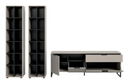 Modernes Möbel-Set in Beige mit schwarzen Innenfächern: zwei hohe Regale mit mehreren offenen Fächern und ein niedriges Sideboard auf schwarzen Füßen mit geöffneter Tür und Klappen, Frontansicht