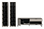 Modernes Möbel-Set in Beige mit schwarzen Innenfächern: zwei hohe Regale mit mehreren offenen Fächern und ein niedriges Sideboard auf schwarzen Füßen mit geöffneter Tür und Klappen, Frontansicht