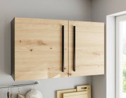 Wandhangkast met twee deuren in licht houtdecor met zwarte, verticale handgrepen, frontaal aanzicht in een keukenopstelling