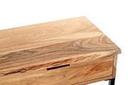 Schräg von oben fotografierter Ausschnitt einer Holztruhe mit sichtbarer Maserung und eingelassenem Griffschlitz auf weißem Hintergrund
