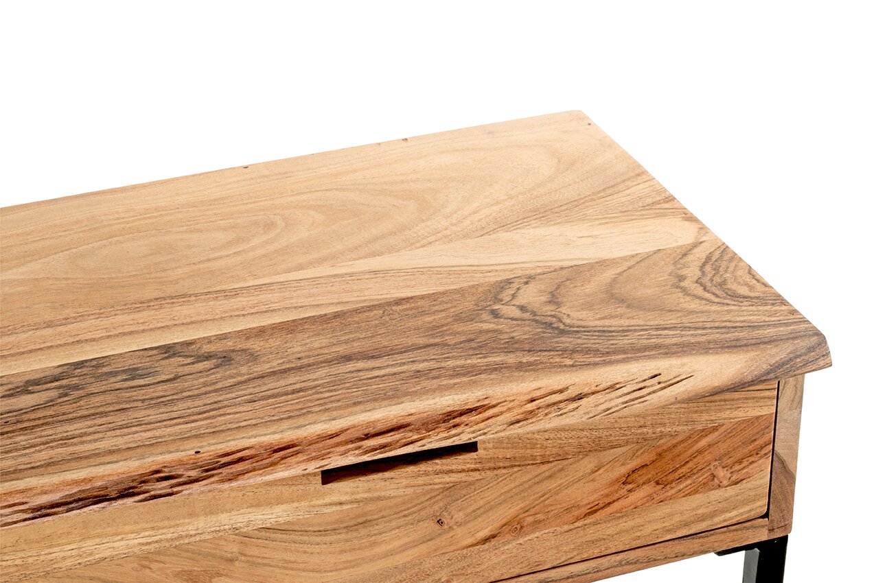 Schräg von oben fotografierter Ausschnitt einer Holztruhe mit sichtbarer Maserung und eingelassenem Griffschlitz auf weißem Hintergrund