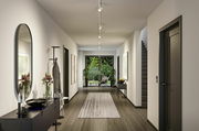 Moderner Flur mit Schienensystembeleuchtung von PAULMANN, Perspektive von der Eingangstür in Richtung Garten.