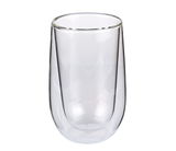 Transparentes Latte Macchiato Glas, frontal fotografiert, mit doppelwandigem Design.