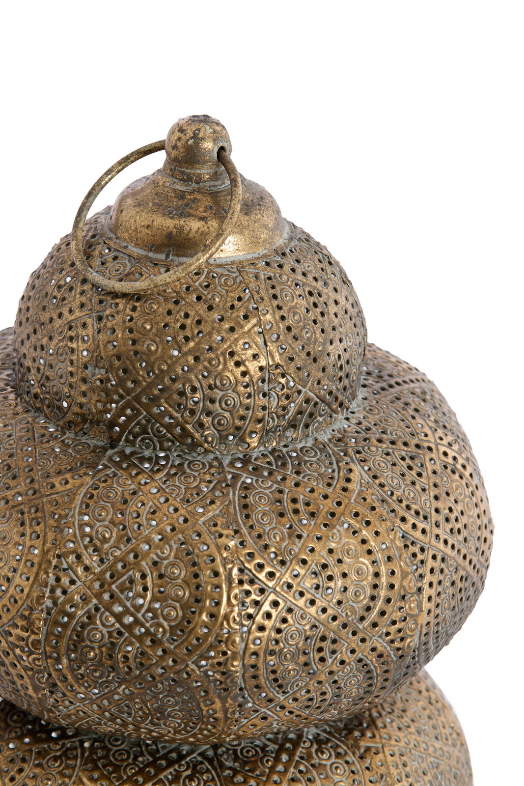 Detailansicht einer kunstvoll verzierten Tischleuchte aus Metall mit orientalischem Muster und antikem Finish.