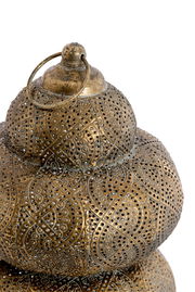 Detailansicht einer kunstvoll verzierten Tischleuchte aus Metall mit orientalischem Muster und antikem Finish.