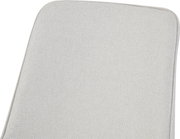 Nahaufnahme in leicht schräger Draufsicht auf eine hellbeige, rechteckige Polsterauflage mit abgerundeten Ecken und strukturierter Stoffoberfläche.