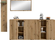 Frontansicht eines modernen Badmöbel-Sets aus Holz mit vertikaler Lamellenoptik: hoher Schrank links, breiter Waschtischunterschrank mit offenen Fächern und Türen sowie großer rechteckiger Spiegel darüber.