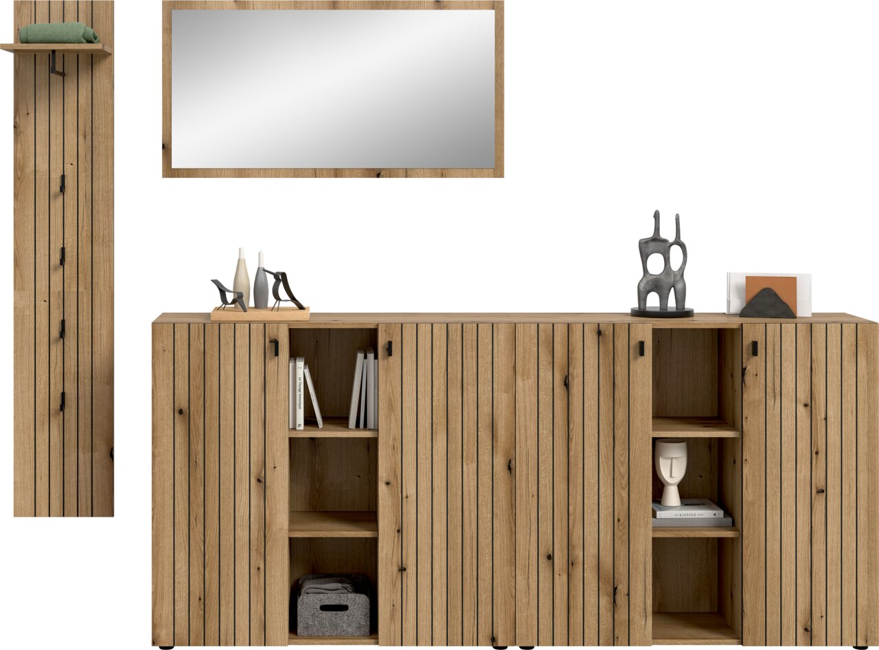 Frontansicht eines modernen Badmöbel-Sets aus Holz mit vertikaler Lamellenoptik: hoher Schrank links, breiter Waschtischunterschrank mit offenen Fächern und Türen sowie großer rechteckiger Spiegel darüber.