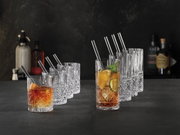 Ein Set von eleganten Kristallgläsern, bestehend aus acht niedrigen und acht hohen Gläsern, auf einer dunklen Oberfläche präsentiert. Die Gläser sind teilweise mit Getränken und Eiswürfeln gefüllt, dekoriert mit Orangenscheiben und Minzblättern. Perspekti