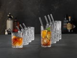 Ein Set von eleganten Kristallgläsern, bestehend aus acht niedrigen und acht hohen Gläsern, auf einer dunklen Oberfläche präsentiert. Die Gläser sind teilweise mit Getränken und Eiswürfeln gefüllt, dekoriert mit Orangenscheiben und Minzblättern. Perspekti