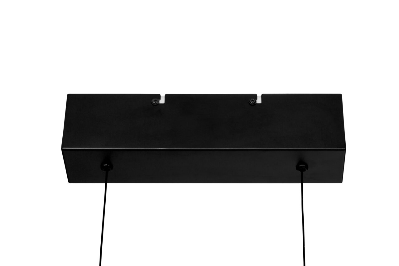 Schwarze rechteckige Deckenhalterung einer LED-Hängeleuchte, von unten betrachtet.