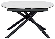 Moderner Esstisch mit weißer Marmoroptik-Tischplatte und schwarzen, überkreuzten Beinen, seitliche Perspektive