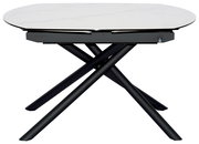 Moderner Esstisch mit weißer Marmoroptik-Tischplatte und schwarzen, überkreuzten Beinen, seitliche Perspektive