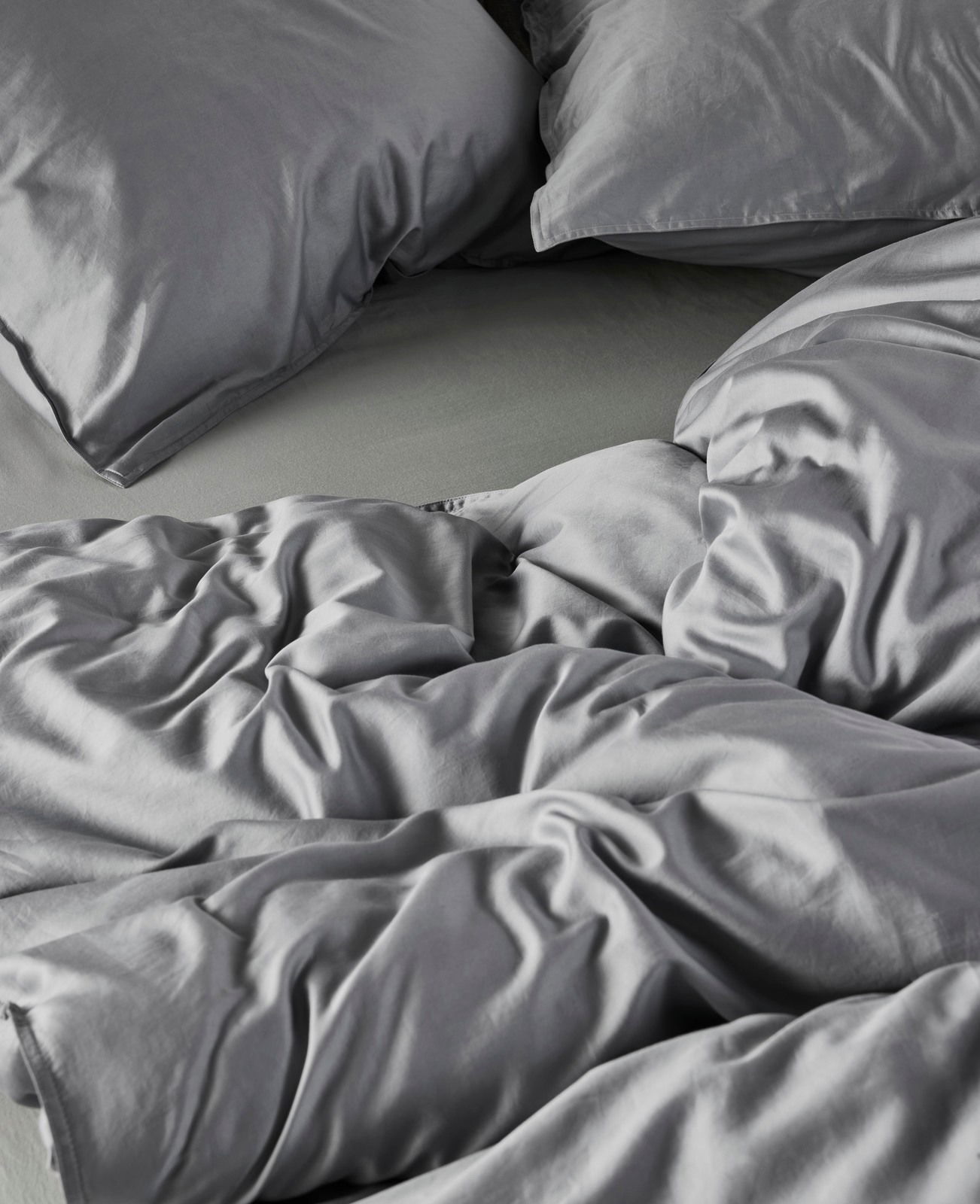 Graue Bettwäsche 155x220cm mit Kissen, aus der Vogelperspektive fotografiert