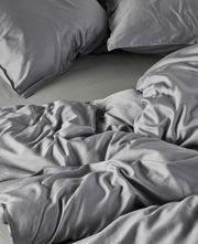 Graue Bettwäsche 155x220cm mit Kissen, aus der Vogelperspektive fotografiert