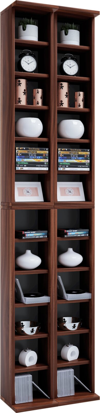 Hoher, schmaler Holz-Bücherregal/Standregal in dunkler Nussbaum-Optik mit vielen offenen Fächern, befüllt mit Deko, Uhren, Vasen und DVDs, frontal aus leichter Schrägansicht von vorn.