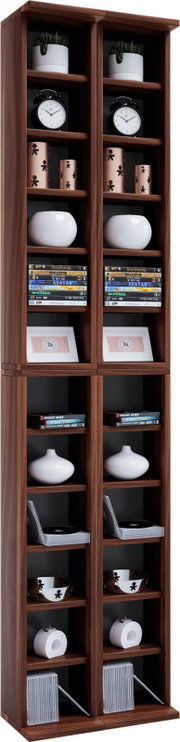 Hoher, schmaler Holz-Bücherregal/Standregal in dunkler Nussbaum-Optik mit vielen offenen Fächern, befüllt mit Deko, Uhren, Vasen und DVDs, frontal aus leichter Schrägansicht von vorn.