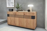 Modernes Sideboard aus Holz mit schwarzen Akzenten, dekoriert mit einer Pflanze, Büchern und einer Lampe, seitliche Perspektive.