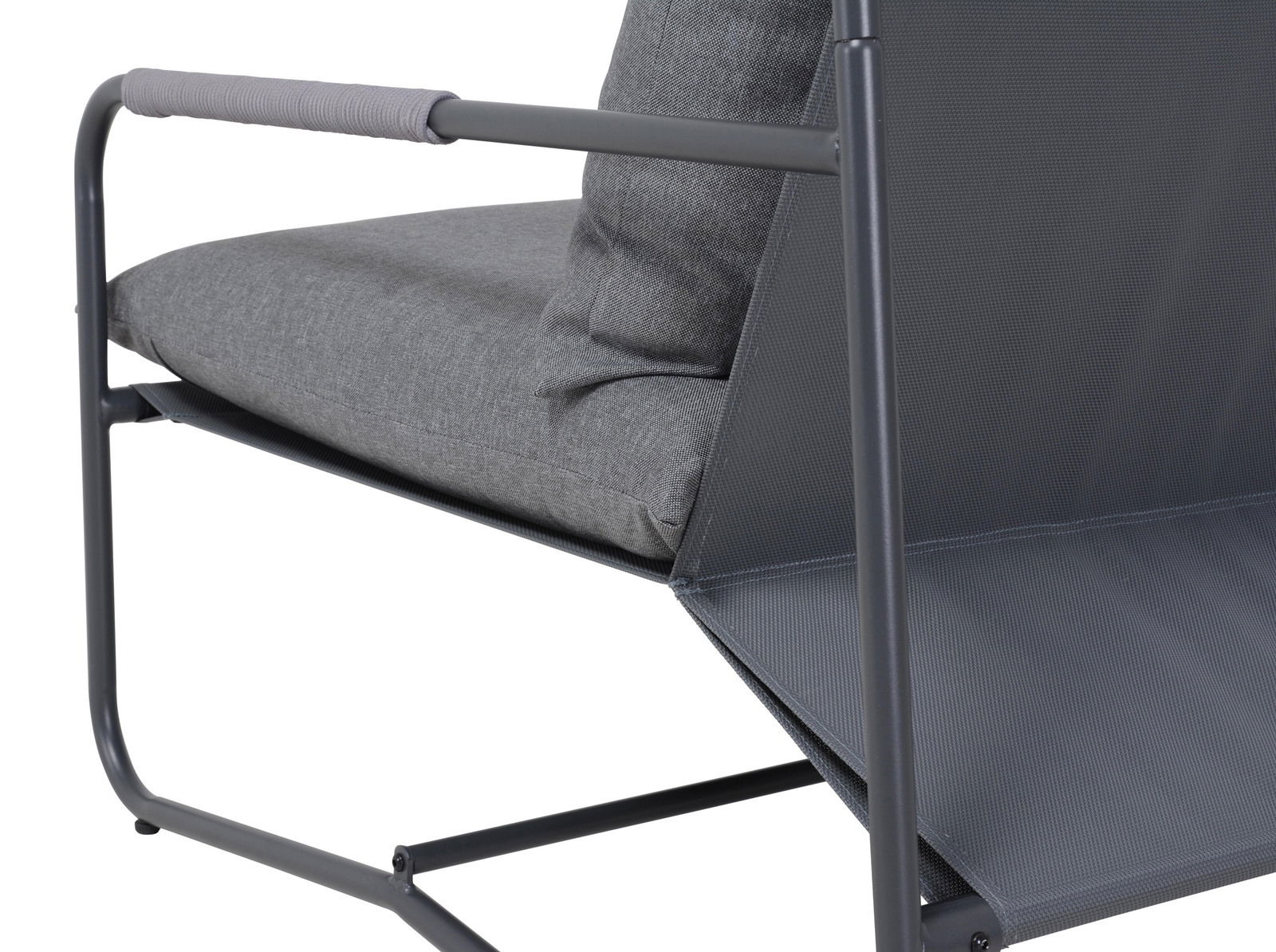 Detailansicht einer grauen Loungegarnitur mit Metallrahmen und gepolstertem Sitzkissen, seitliche Perspektive