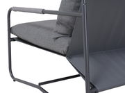 Detailansicht einer grauen Loungegarnitur mit Metallrahmen und gepolstertem Sitzkissen, seitliche Perspektive