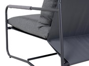 Detailansicht einer grauen Loungegarnitur mit Metallrahmen und gepolstertem Sitzkissen, seitliche Perspektive