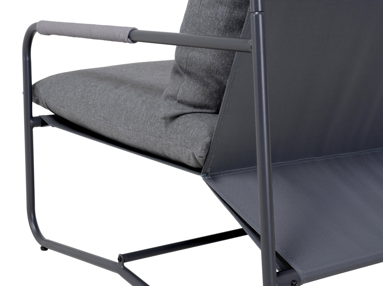 Detailansicht einer grauen Loungegarnitur mit Metallrahmen und gepolstertem Sitzkissen, seitliche Perspektive