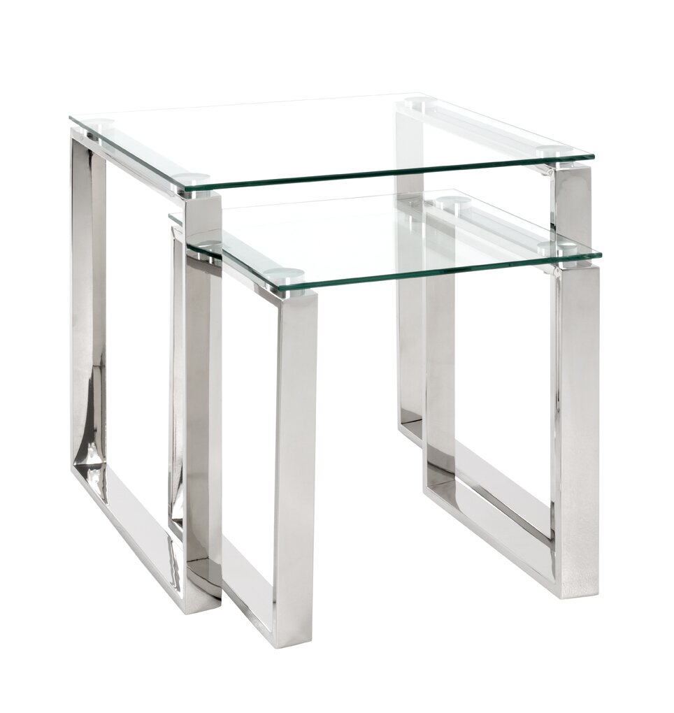 Modernes Set aus zwei ineinander schiebbaren Beistelltischen mit klaren Glasplatten und verchromten Metallgestellen, freigestellt auf weißem Hintergrund, in schräger Frontansicht von oben.