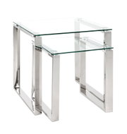 Modernes Set aus zwei ineinander schiebbaren Beistelltischen mit klaren Glasplatten und verchromten Metallgestellen, freigestellt auf weißem Hintergrund, in schräger Frontansicht von oben.