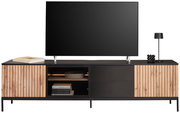 Frontansicht eines modernen XL-TV-Lowboards mit Holz- und Metallelementen, dekoriert mit Büchern, einer Lampe und einem Fernseher.