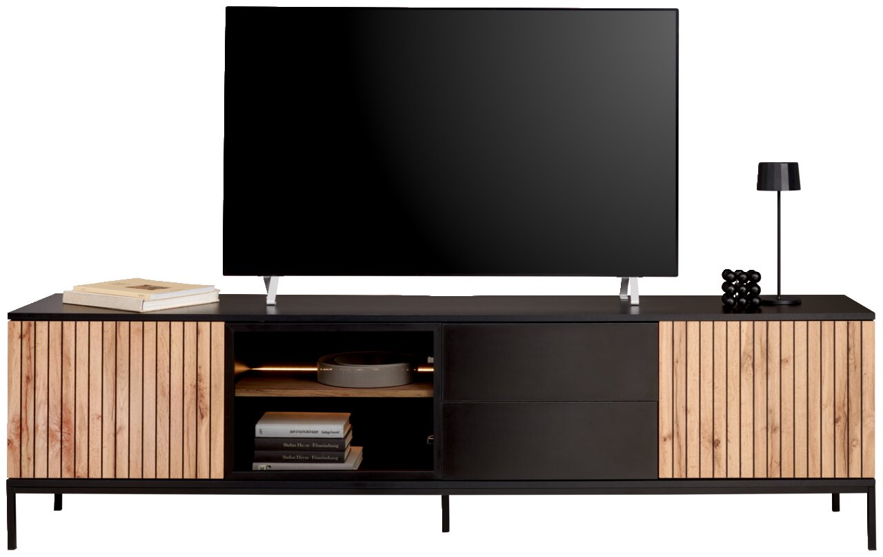 Frontansicht eines modernen XL-TV-Lowboards mit Holz- und Metallelementen, dekoriert mit Büchern, einer Lampe und einem Fernseher.