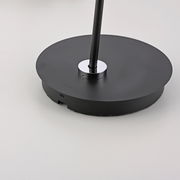Nahaufnahme der Basis einer schwarzen Akku-Stehleuchte mit USB-Anschluss und Ladeanzeige.