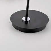 Nahaufnahme der Basis einer schwarzen Akku-Stehleuchte mit USB-Anschluss und Ladeanzeige.