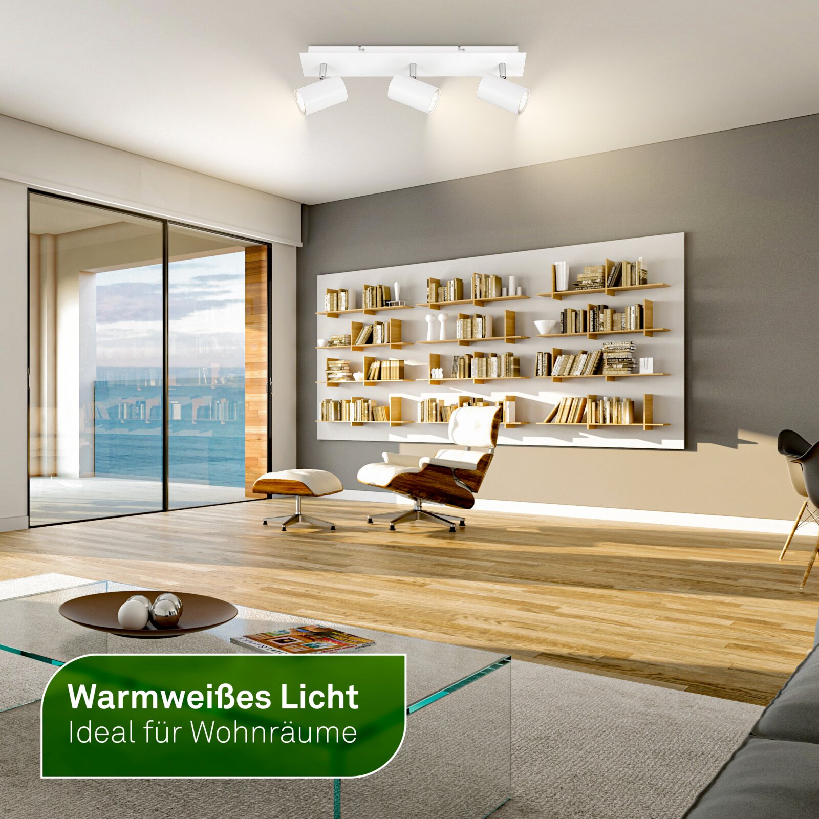 Witte plafondspot met drie verstelbare lampkoppen en warmwit licht, van onderen gezien in een modern ingerichte woonkamer.